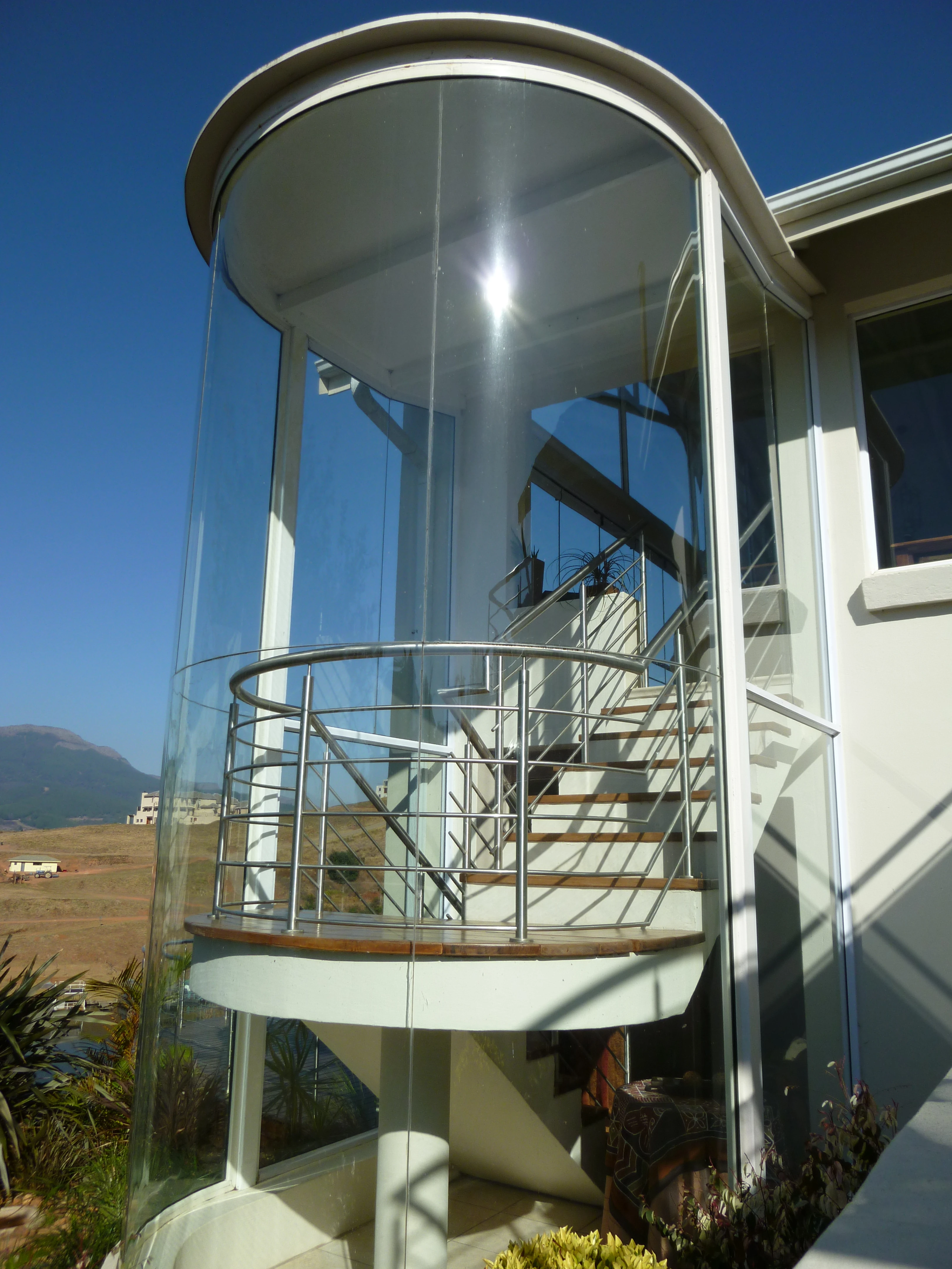 Custom curved laminated glass