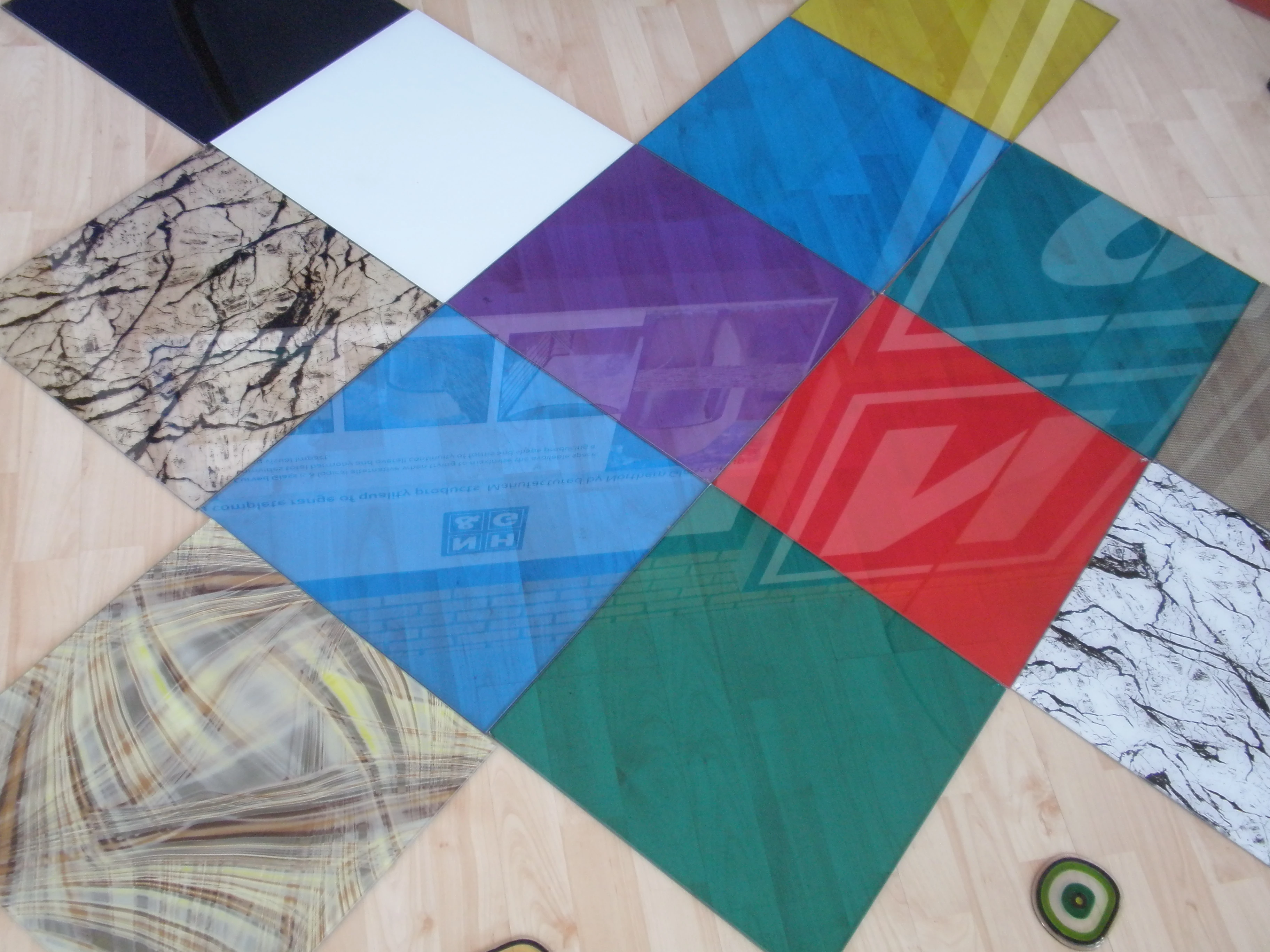 Decorative rainbow laminated glass