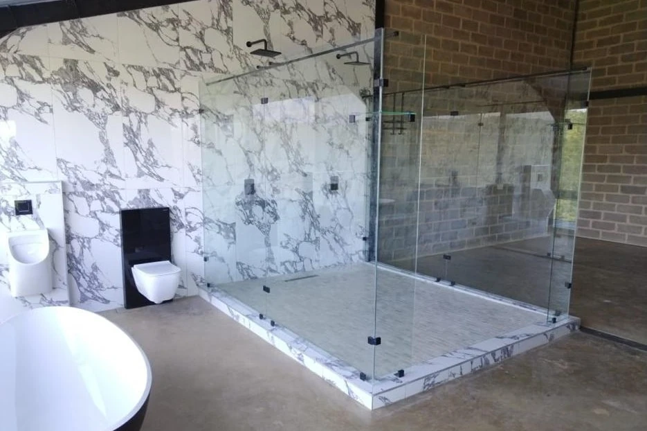 Frameless toughened glass shower